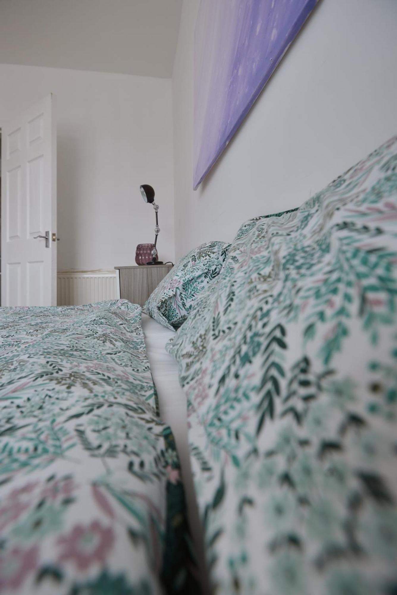 Modern And Vibrantly Designed Apartment マザーウェル エクステリア 写真