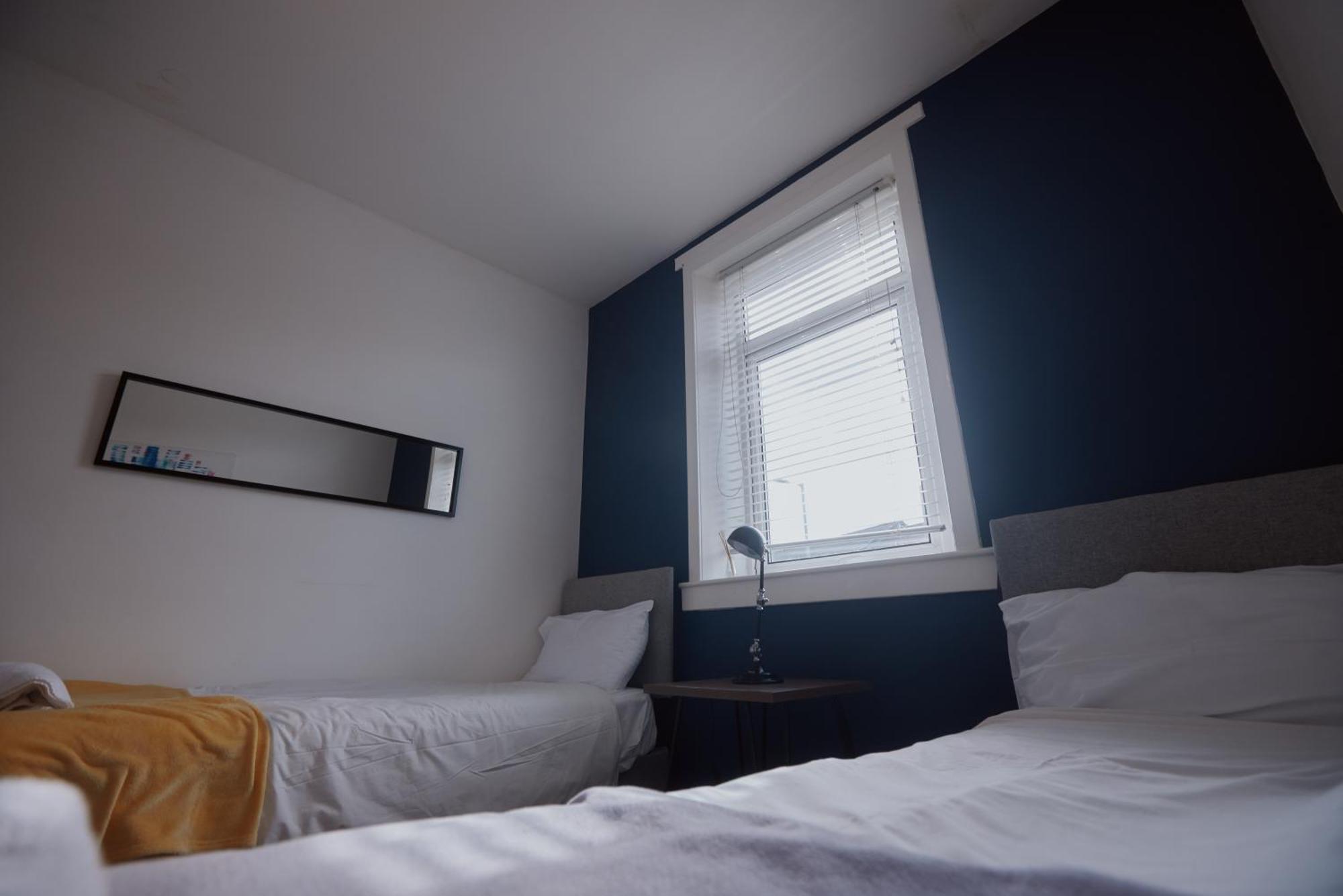 Modern And Vibrantly Designed Apartment マザーウェル エクステリア 写真