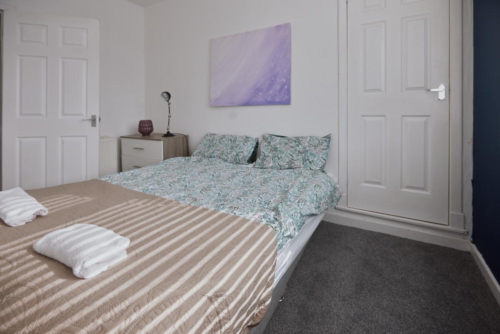 Modern And Vibrantly Designed Apartment マザーウェル エクステリア 写真